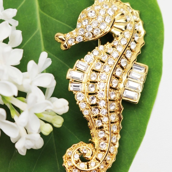 HOST PICK! 🎉 Sparkling Vintage NOLAN MILLER Seahorse Brooch - Picture 4 of 15